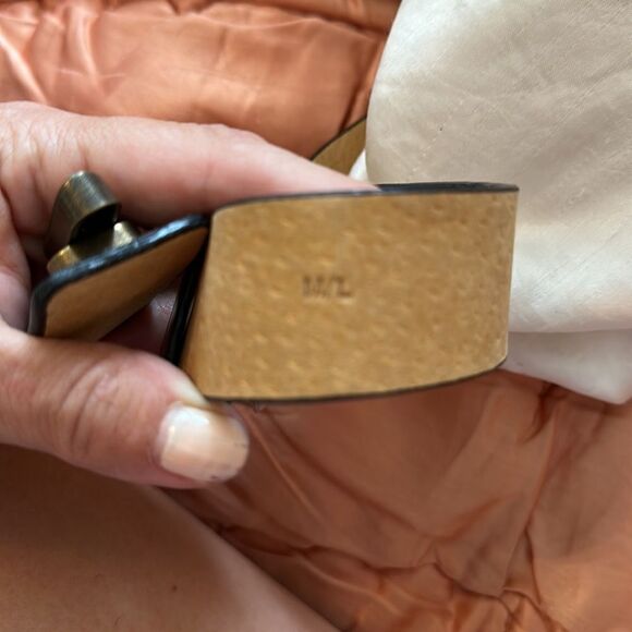 Black patent & faux fur adjustable belt with unique bronze buckle - Picture 5 of 6